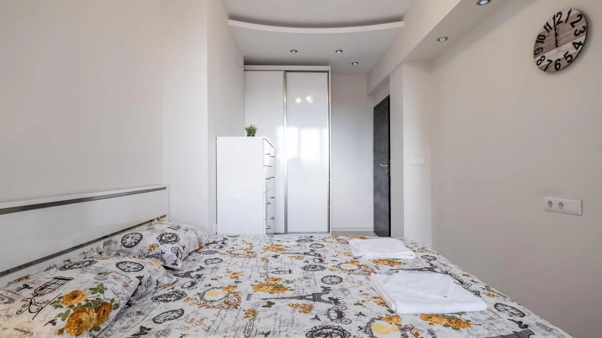 Lovely 2 Bdr Suite Next To Mall Of 소피아 0*,  불가리아