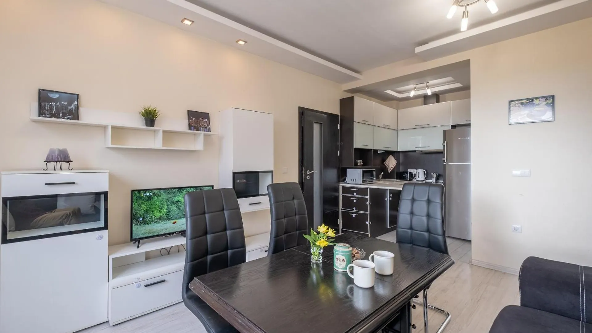 Lovely 2 Bdr Suite Next To Mall Of Sófia 0*,