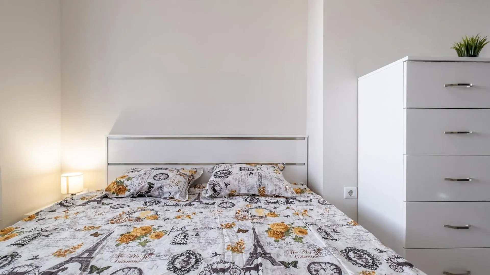 Apartamento Lovely 2 Bdr Suite Next To Mall Of Sófia